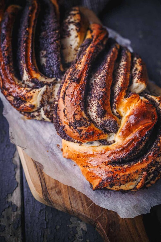 Fluffiger Mohnzopf aus Hefeteig mit Mohnback Füllung