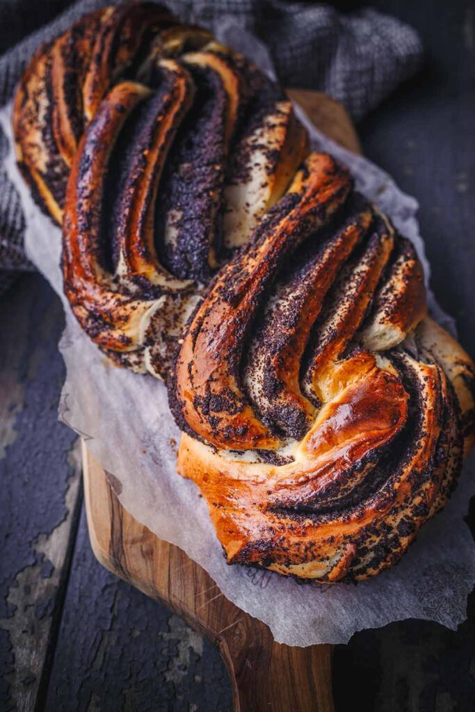 Mohnzopf backen - einfaches Rezept mit fluffigem Hefeteig und fertiger Mohnfix Füllung