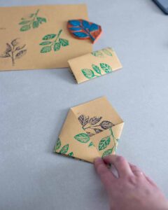 Saattütchen falten Schritt 2 - dritteln und zur Mitte falten