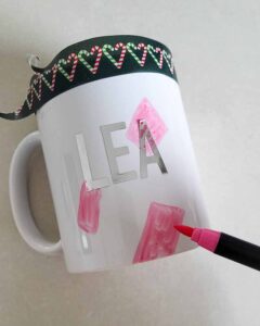 Tassen bemalen zum Kindergeburtstag Schritte- Tassen mit Porzellanstiften bemalen