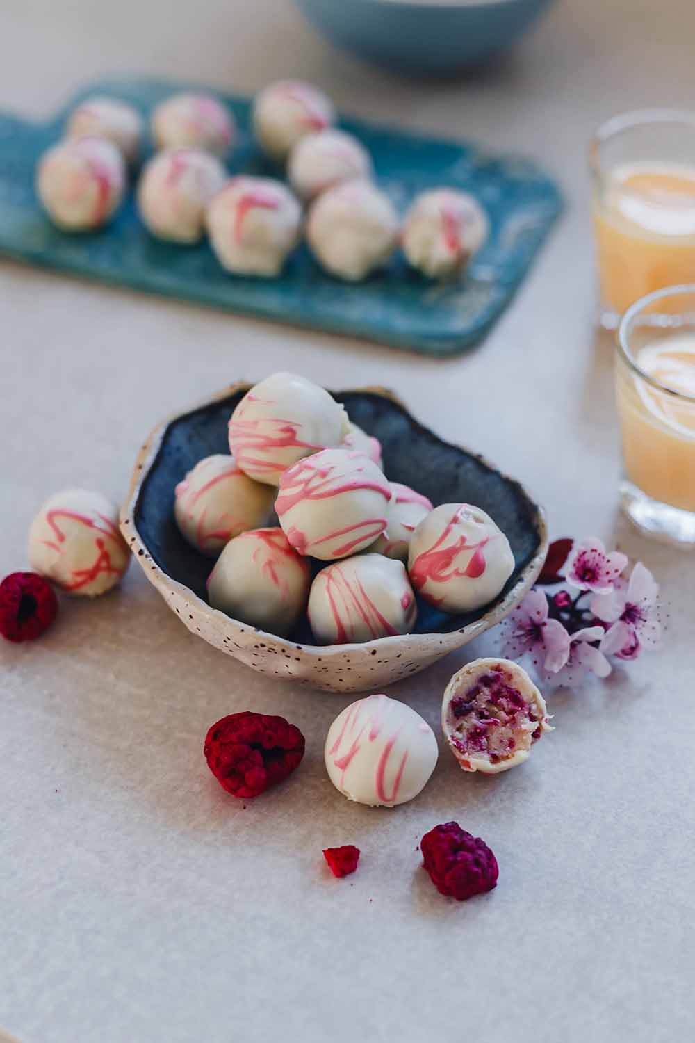 Einfache Eierlikörpralinen mit Himbeeren selbermachen