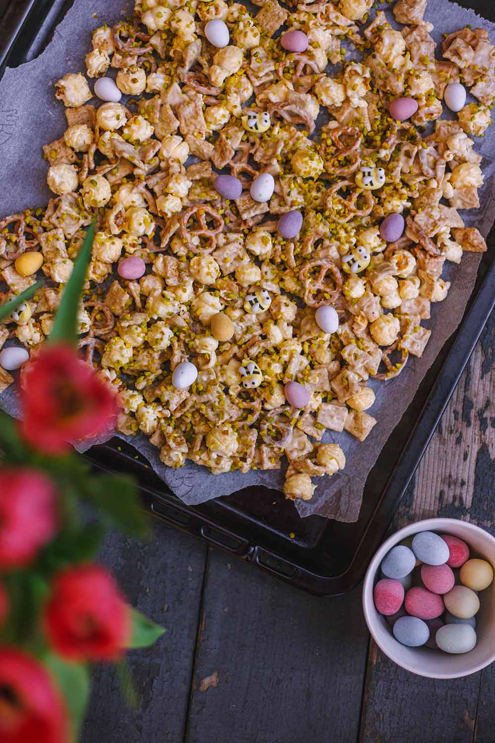 Ostercrunch mit Popcorn und Pistazien