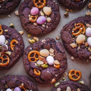 Schokoladige Ostercookies mit Ostereiern