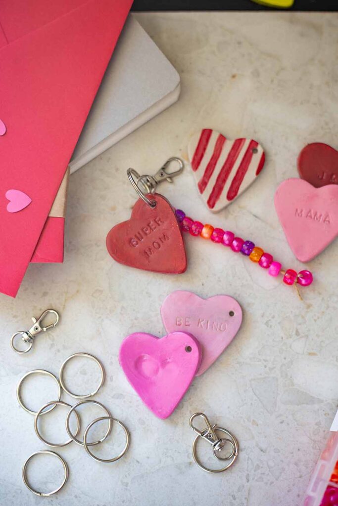 Geschenk zum Muttertag basteln DIY Schlüsselanhänger aus Ton