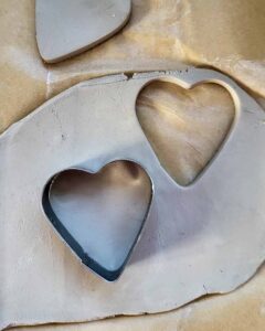 Herzen aus Ton ausstechen