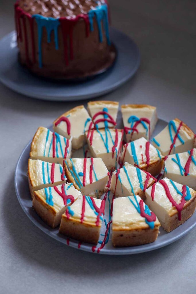 Kuchenstücke für eine drei Fragezeichen Party dekorieren