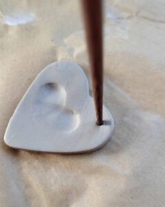 Loch in Anhänger stechen