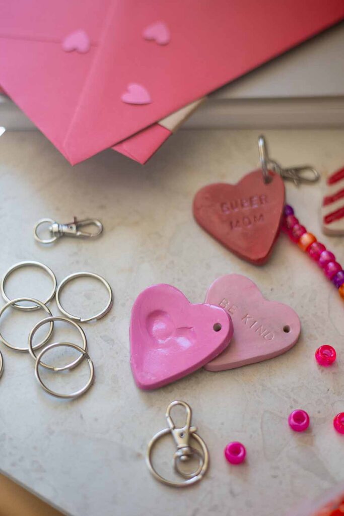 Persönliche Bastelidee zum Muttertag - Schlüsselanhänger aus Ton