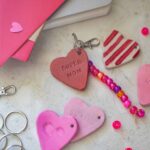 Schlüsselanhänger aus Ton selbermachen Geschenkidee zum Muttertag