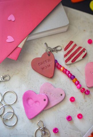 Schlüsselanhänger aus Ton selbermachen Geschenkidee zum Muttertag