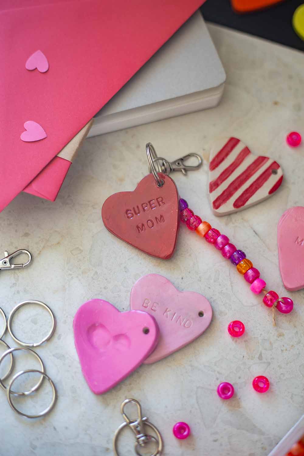 Schlüsselanhänger aus Ton selbermachen Geschenkidee zum Muttertag