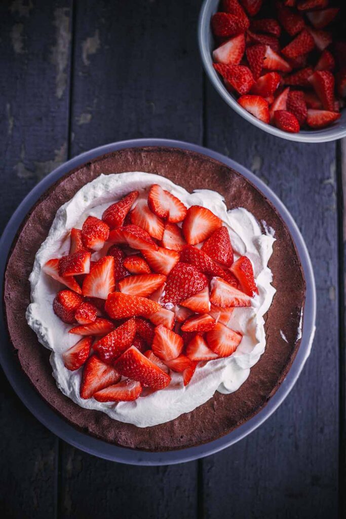 Einfaches Schokoladenkuchen ohne Mehl Rezept mit Erdbeeren und Vanillesahne