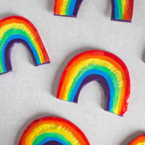 Regenbogen aus Ton als Dankeschön zur Kommunion selbermachen