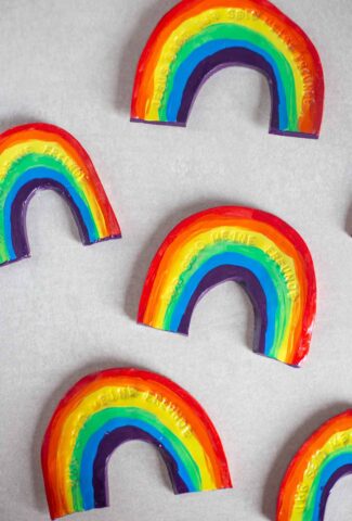 Regenbogen aus Ton als Dankeschön zur Kommunion selbermachen