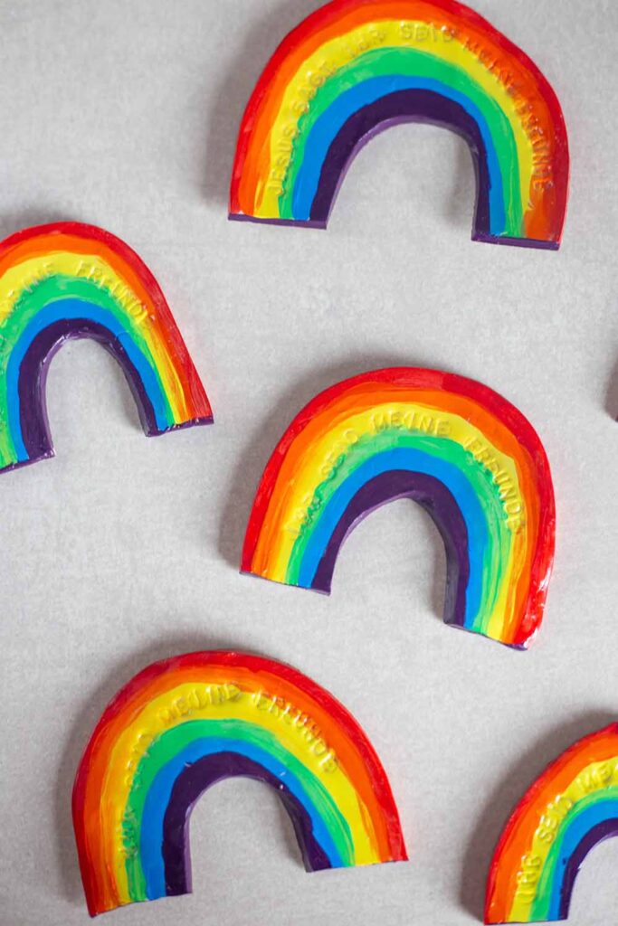 Regenbogen aus Ton als Dankeschön zur Kommunion selbermachen