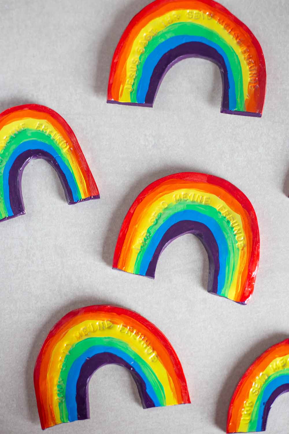 Regenbogen aus Ton als Dankeschön zur Kommunion selbermachen