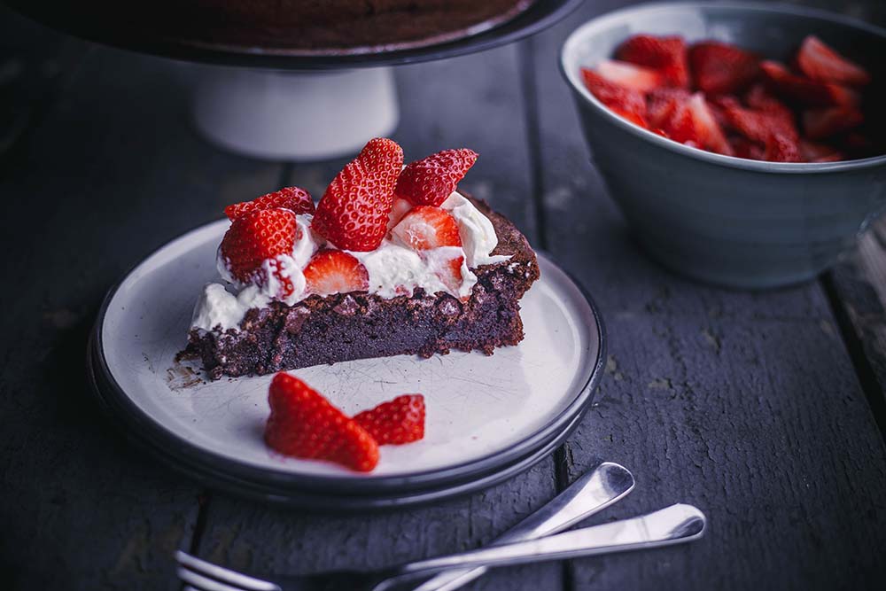 Super saftiger Schokoladenkuchen ohne Mehl mit Erdbeeren
