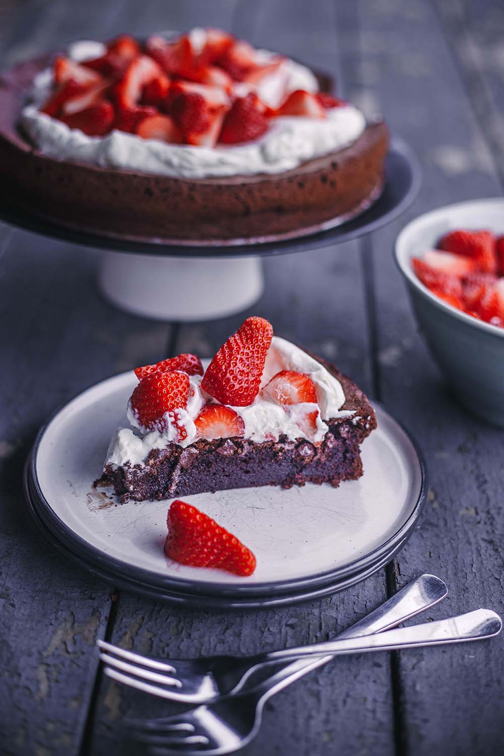 Unglaublich schokoladiger Schokoladenkuchen ohne Mehl mit Erdbeeren