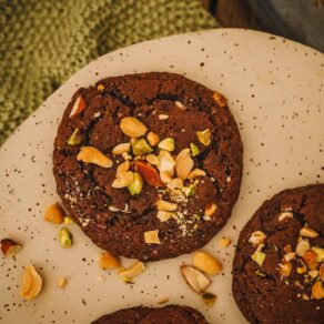 schokoladige amerikanische Cookies mit gesalzenen Nüssen