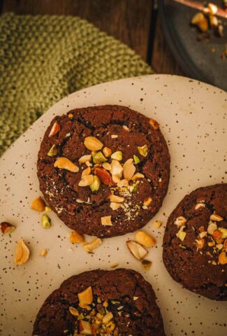 schokoladige amerikanische Cookies mit gesalzenen Nüssen