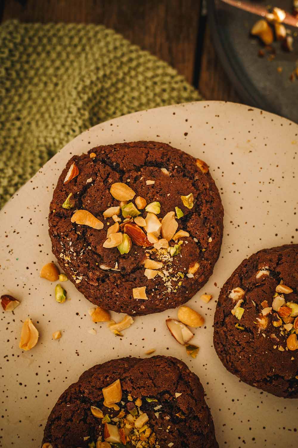 schokoladige amerikanische Cookies mit gesalzenen Nüssen