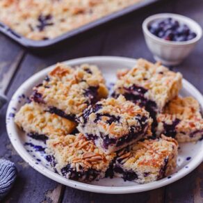 Blaubeer-Buttermilch-Blechkuchen backen mit Streuseln