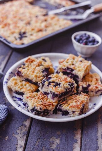 Blaubeer-Buttermilch-Blechkuchen backen mit Streuseln