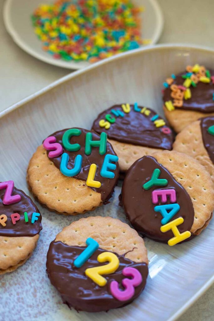 Einfacher Snack zur Einschulung Doppelkekse dekorieren