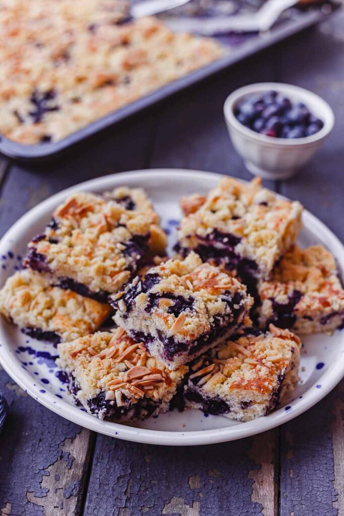 Fruchtiger Blaubeerkuchen vom Blech mit Buttermilch und knackigen Streuseln