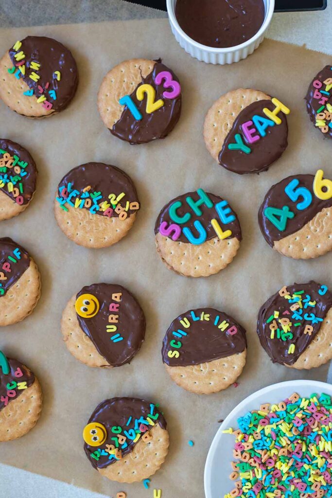 Süßer Snack zur Einschulung Doppelkekse mit Schuldeko