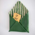 DIY Briefumschlag aus Ton selbermachen - Familienbriefkasten