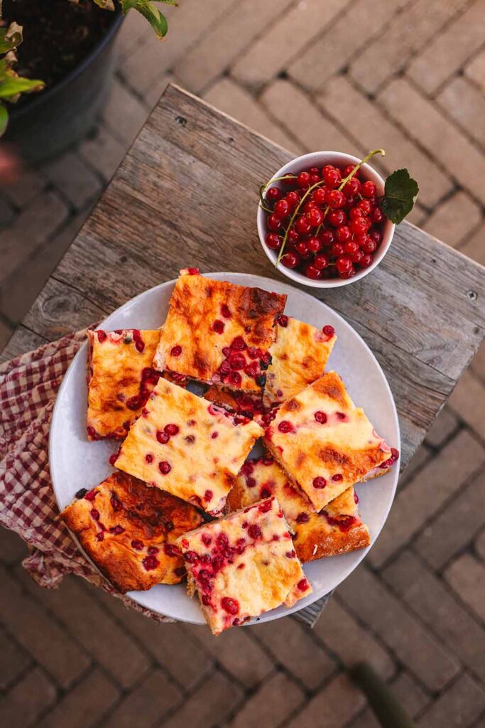 Einfacher Blechkuchen mit Johannisbeeren und Schmand