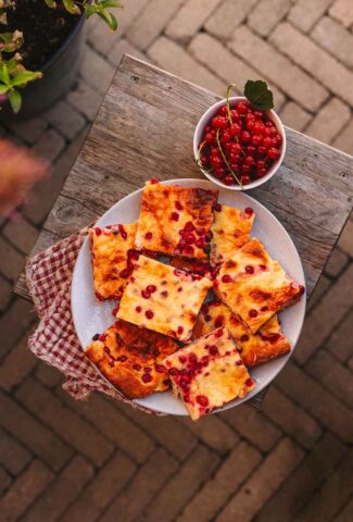 Johannisbeerschmandschnitten - einfaches Blechkuchenrezept mit Johannisbeeren und Schmand auf Quarkölteig