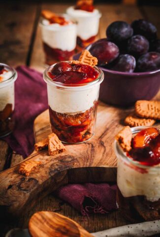 Herbstliches Pflaumendessert - Pflaumen Tiramisu mit Karamellkeksen