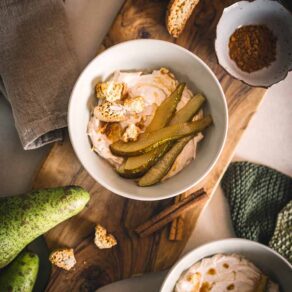 Zimtcreme mit karamellisierten Birnen und Cantuccini