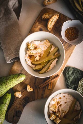 Zimtcreme mit karamellisierten Birnen und Cantuccini