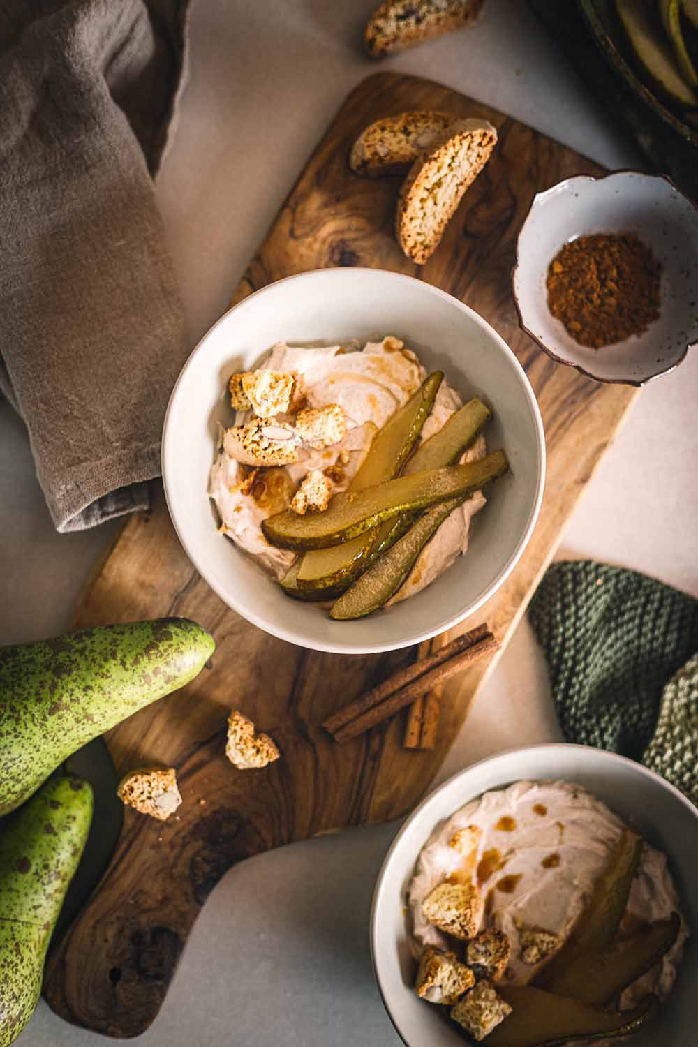Zimtcreme mit karamellisierten Birnen und Cantuccini