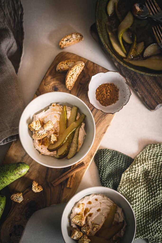 Zimtcreme mit karamellisierten Birnen und knusprigen Cantuccini Dessertidee