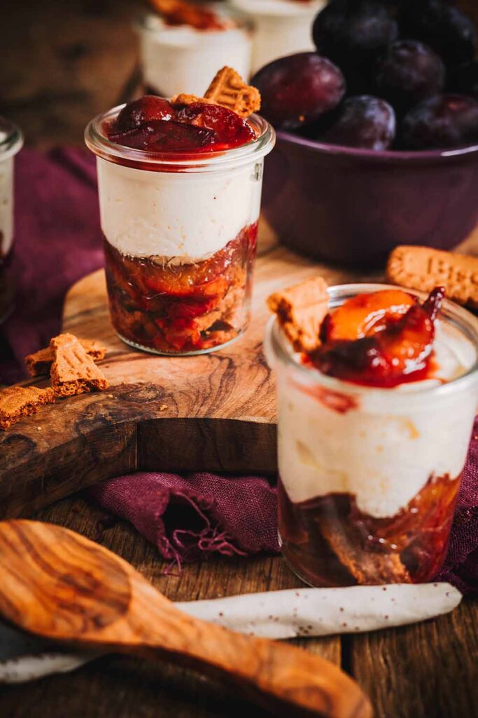 herbstliches Dessert mit Pflaumen - Tiramisu mit Karamellkeksen