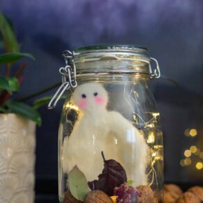 Gespenster aus Filz in Lichtglas selbermachen Herbstbasteln mit Kindern