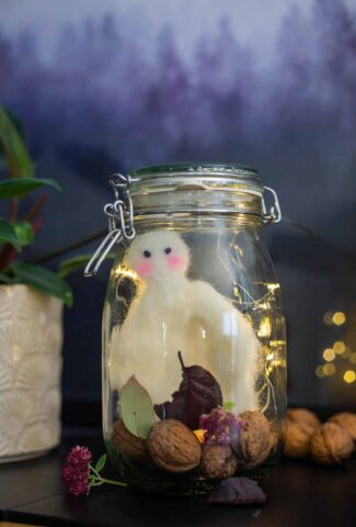 Gespenster aus Filz in Lichtglas selbermachen Herbstbasteln mit Kindern
