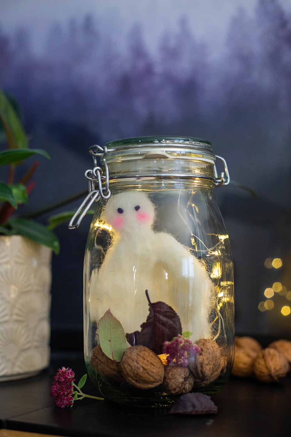 Gespenster aus Filz in Lichtglas selbermachen Herbstbasteln mit Kindern